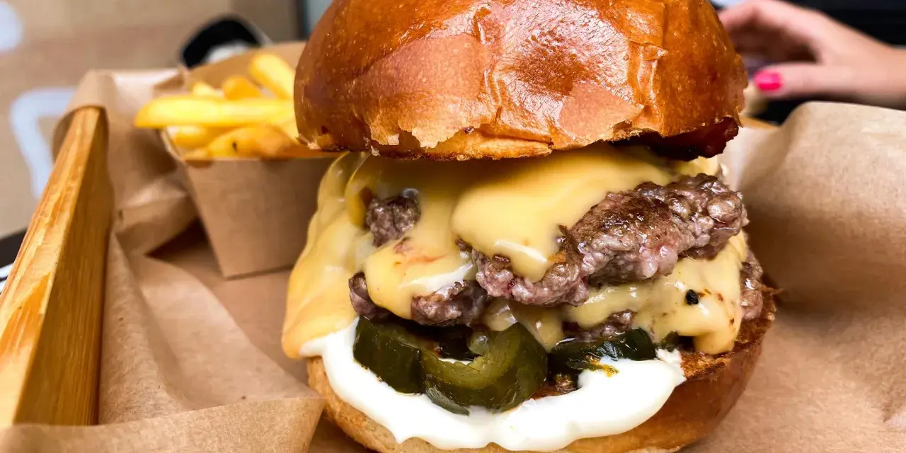 Idealny burger w domu: soczysty i chrupiący. Lepszy niż z knajpy!