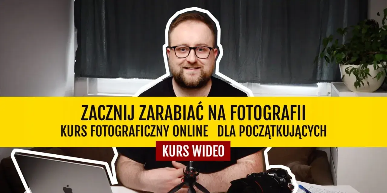 Uśmiechnięty mężczyzna w okularach zaprasza na kurs fotografa online dla początkujących.