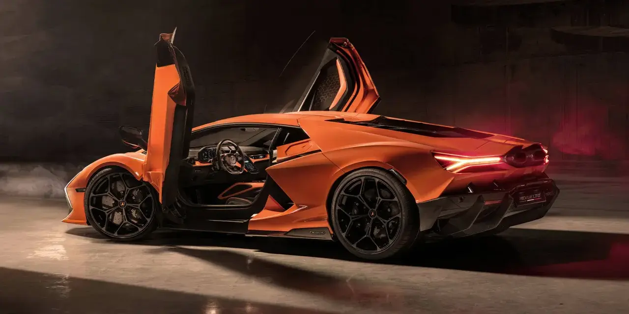 Pomarańczowy Lamborghini Revuelto z otwartymi drzwiami, ukazujący sportowe wnętrze i agresywną sylwetkę.
