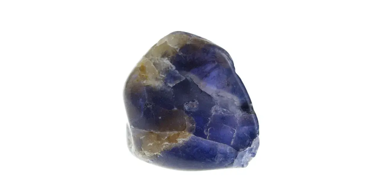 Pietra di iolite con sfumature blu e gialle, che evoca le sue proprietà curative e di chiarezza mentale.
