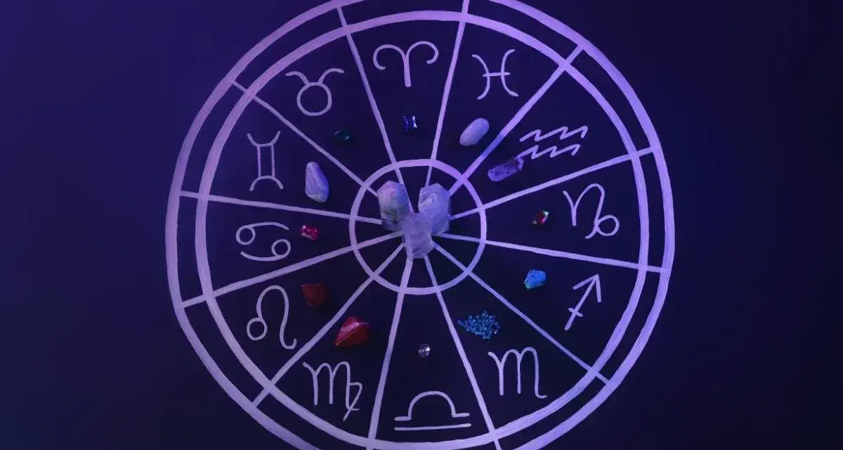 Koło zodiaku z symbolami i kamieniami. Znaki kardynalne astrologia w centrum.