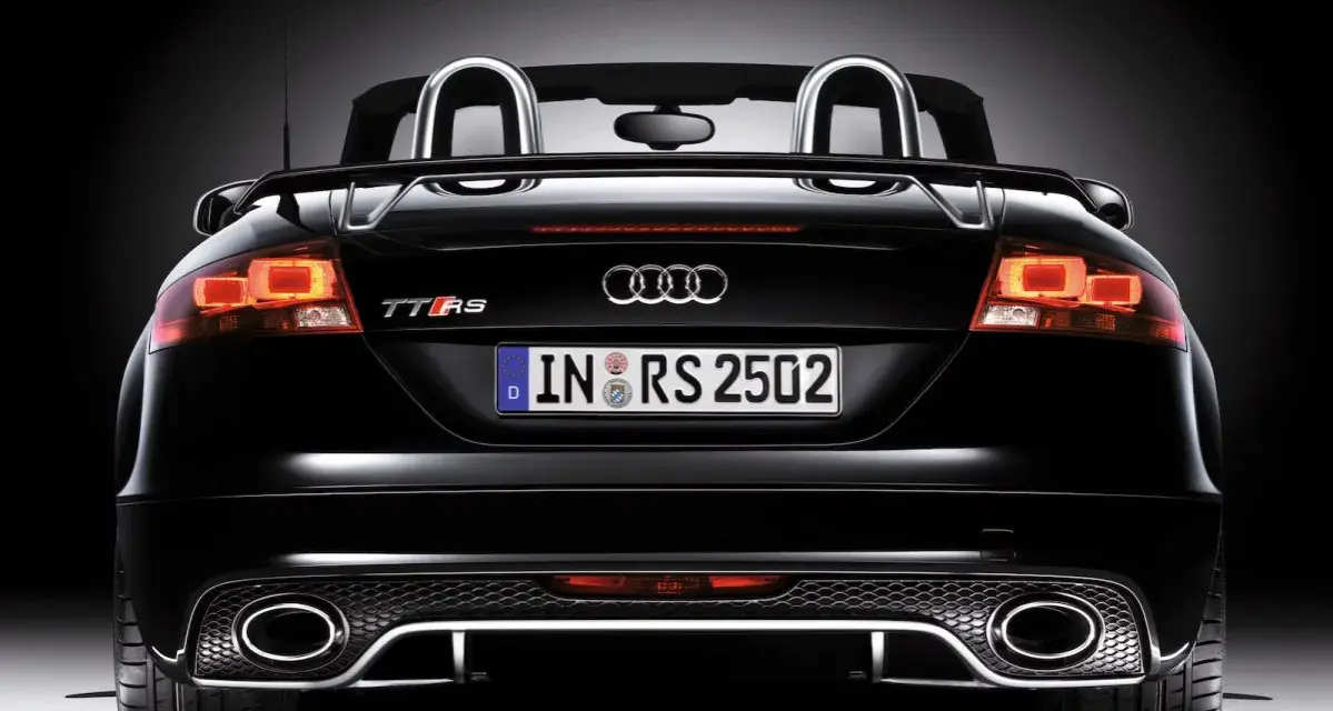 Schwarzer Audi TT 8J Roadster mit markanten Rückleuchten und Doppelrohrauspuff.