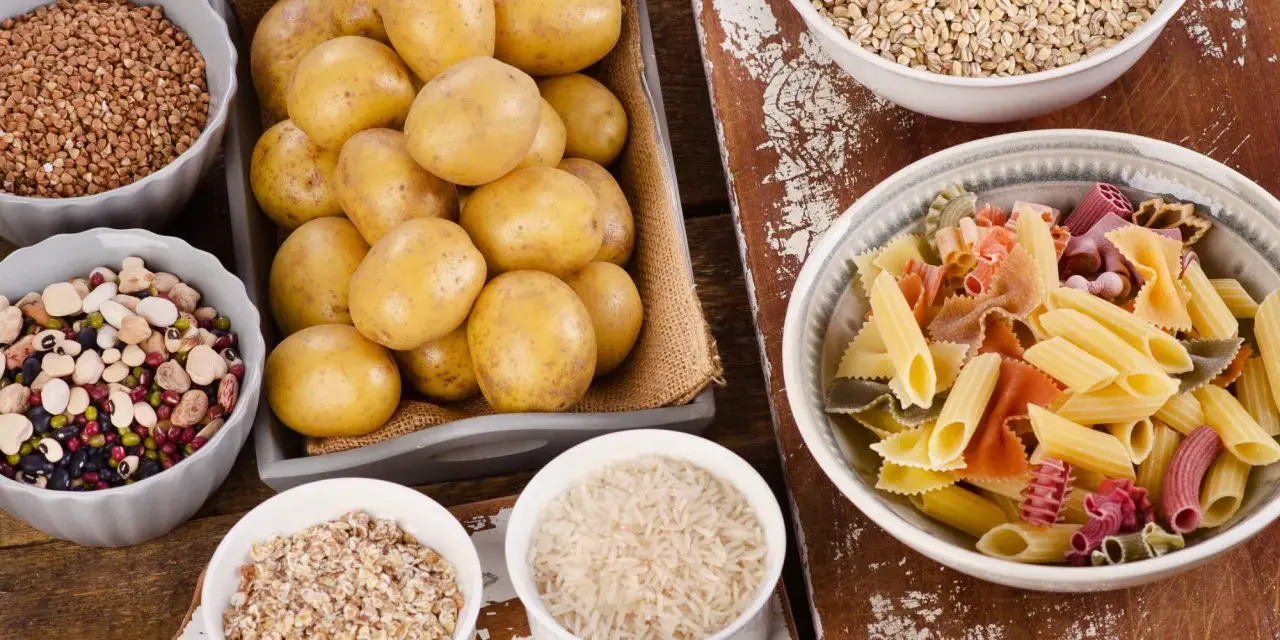 Patate, pasta colorata, riso, orzo, grano saraceno e legumi: un assortimento di carboidrati veloci per ogni pasto.