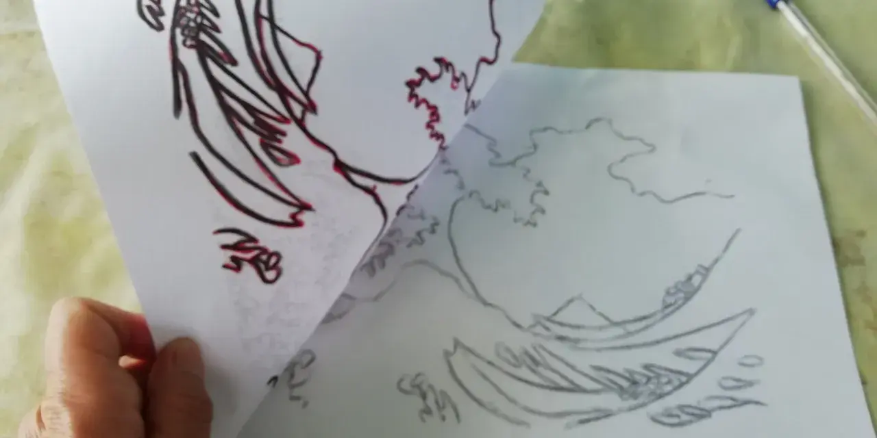 Une main tient une feuille avec un dessin de vague, prête à comment décalquer sur une toile. Un stylo bleu est visible.