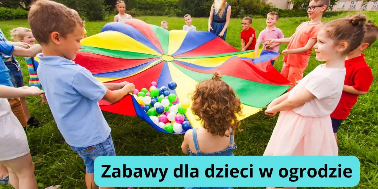 Dzieci bawią się kolorowym spadochronem z piłeczkami w ogrodzie. Radosne kreatywne zabawy w ogrodzie.