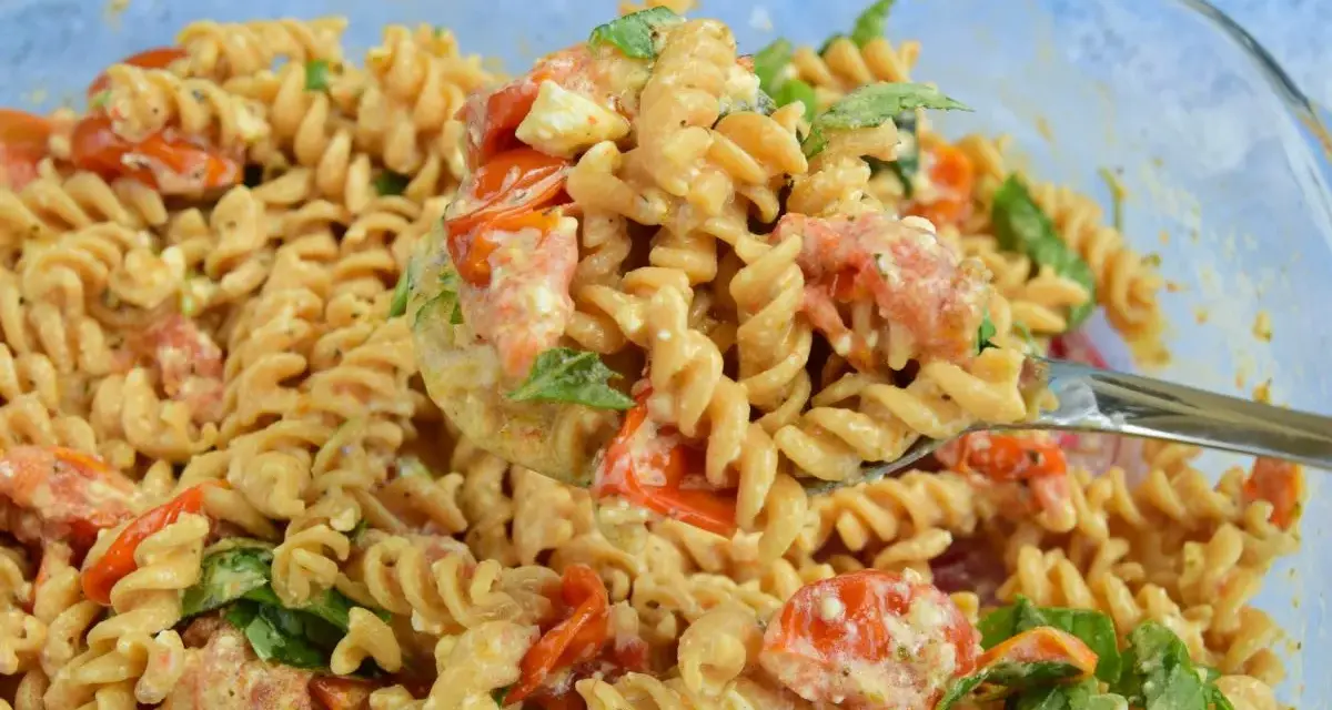 Szybki obiad z niczego: makaron fusilli z pomidorkami, fetą i bazylią w kremowym sosie. Idealny na szybki posiłek.