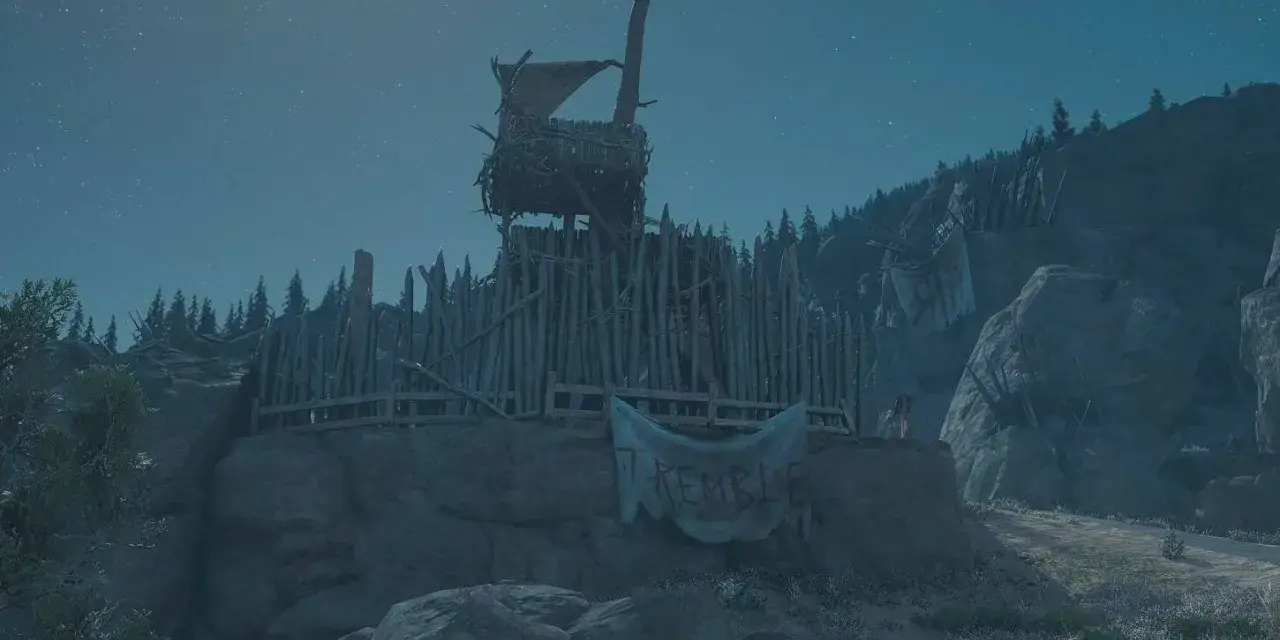Campamentos emboscadores en Days Gone. Una fortificación de madera en una colina rocosa bajo un cielo estrellado.