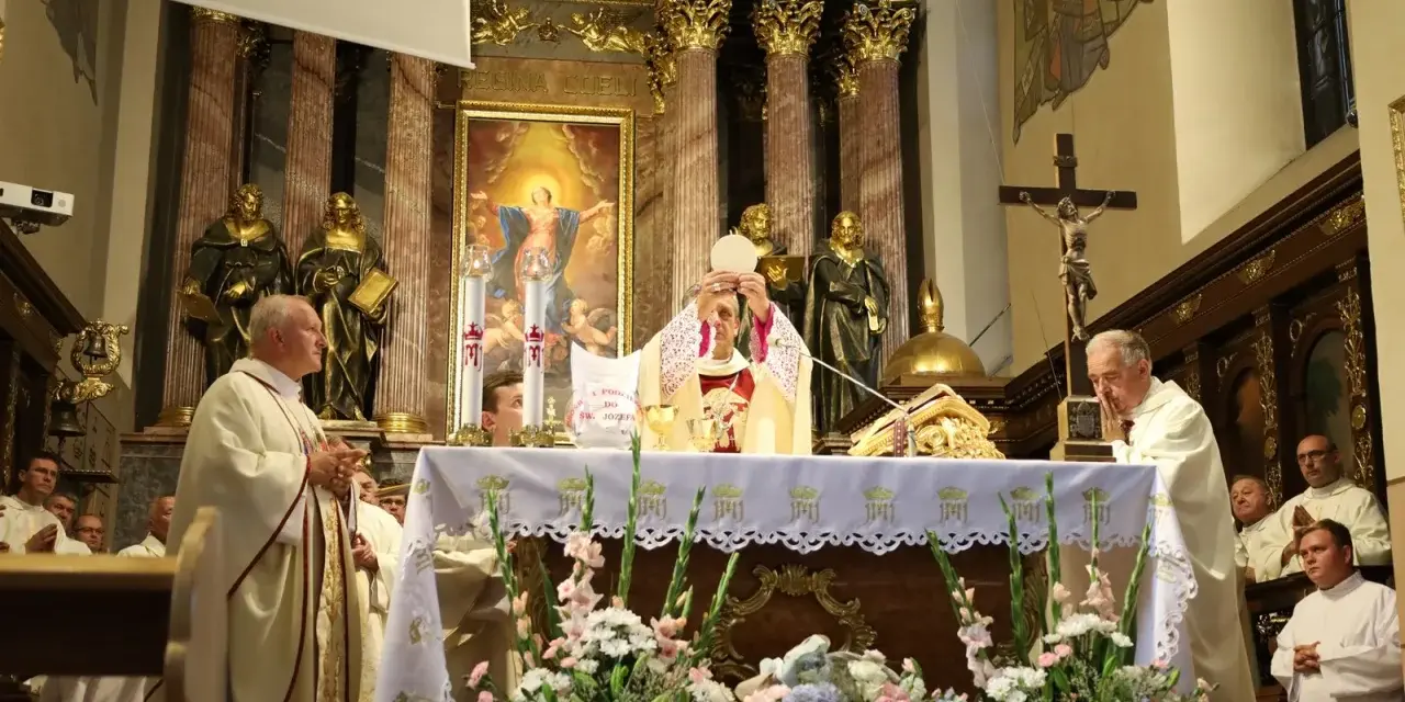 Uroczysta msza święta w kościele. Kapłan podnosi hostię, symbolizując piękna modlitwę do Boga. W tle złote zdobienia i obrazy.