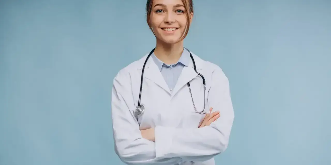 Uśmiechnięta lekarka w białym kitlu ze stetoskopem, zastanawia się, ile zarabia psychiatra.