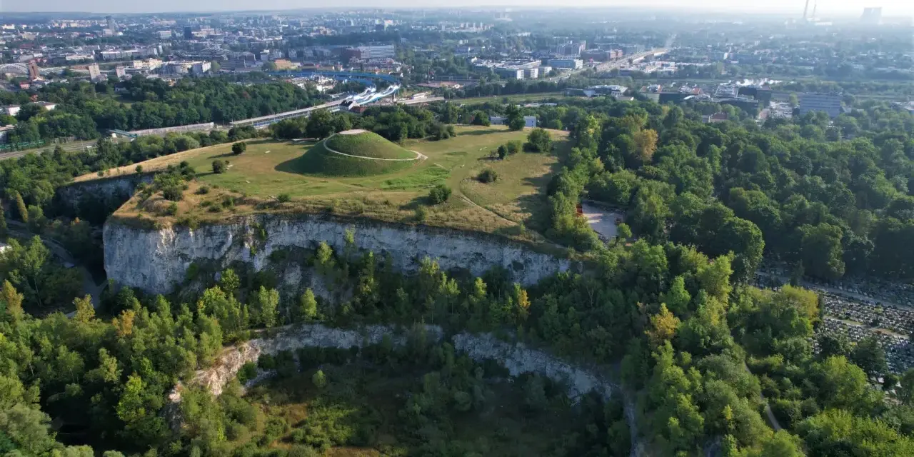 Dawny kamieniołom Liban w Krakowie, z kopcem Kościuszki w tle i panoramą miasta.