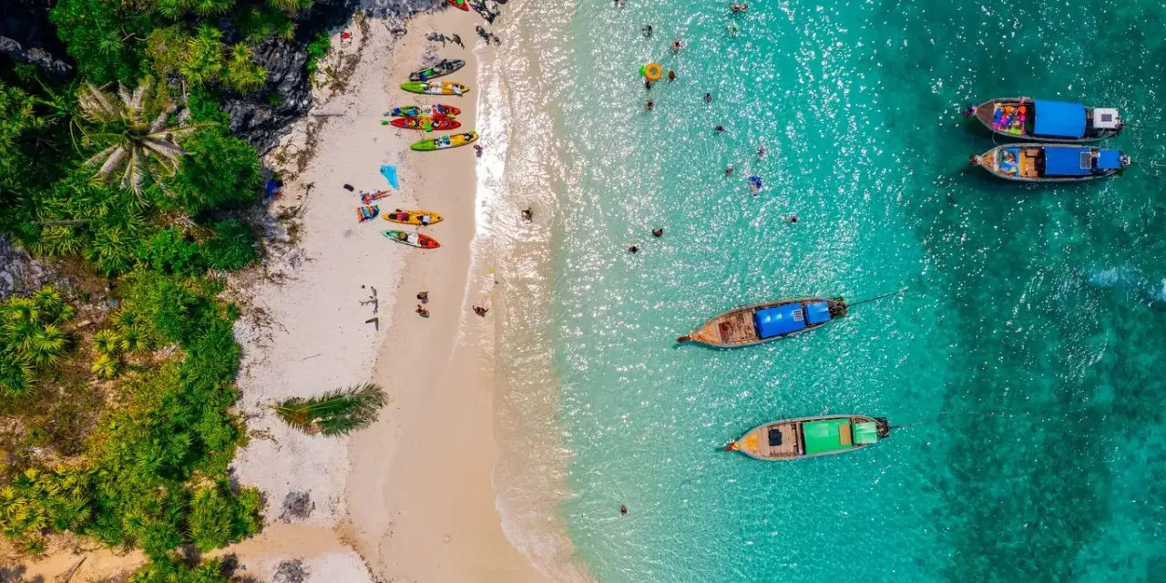Rajska plaża na Phuket, kajaki, łodzie i krystalicznie czysta woda. Idealne miejsce, by zobaczyć, co oferuje wyspa.
