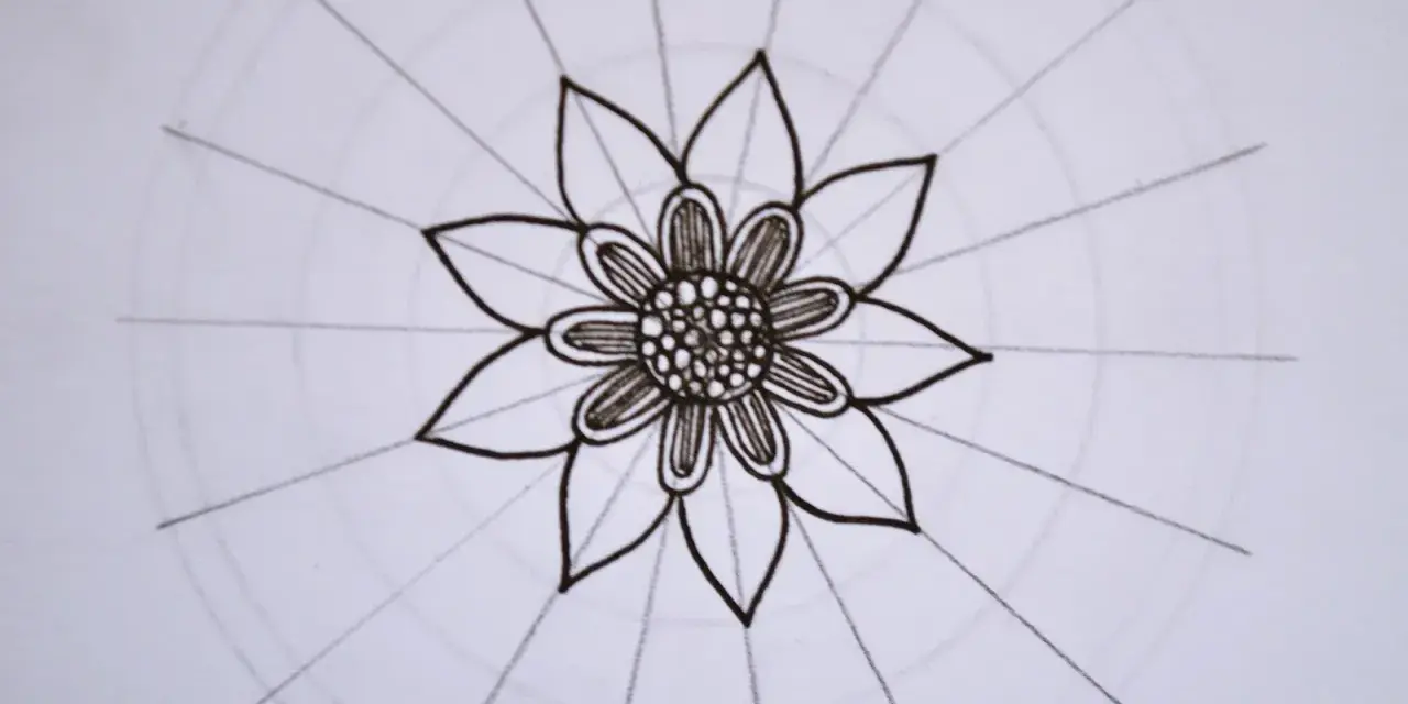 Kwiatowa mandala, rysowana czarnym tuszem, z delikatnymi okręgami i promieniami.