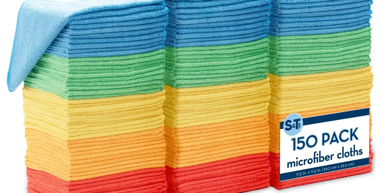 Tre staplar färgglada mikrofiberdukar i ett storpack om 150. Perfekta för all sorts städning.
