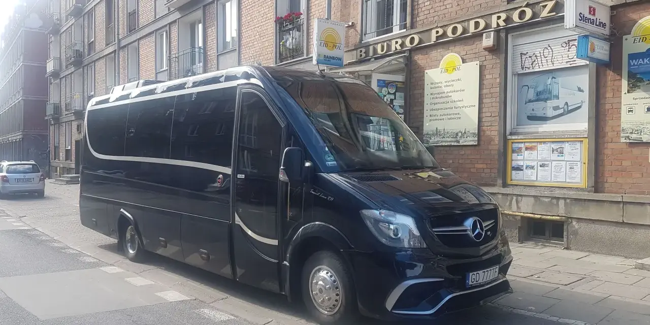 Ile osób w autokarze? Poznaj pojemność różnych modeli autokarów
