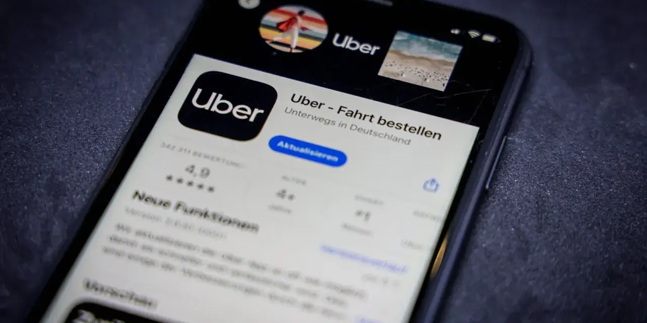 Uber App auf einem Smartphone. Hier kann man bequem Fahrten buchen und die Uber preise berechnen.