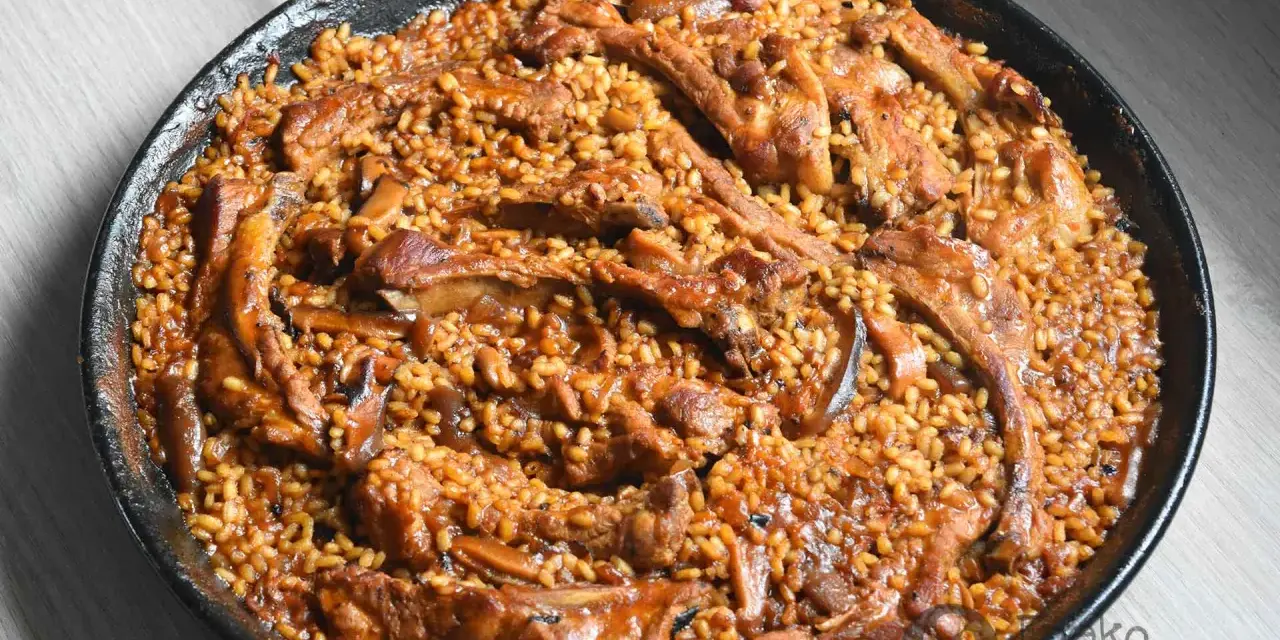 Arroz con costillas y champiñones, un plato sabroso y reconfortante, listo para ser disfrutado.