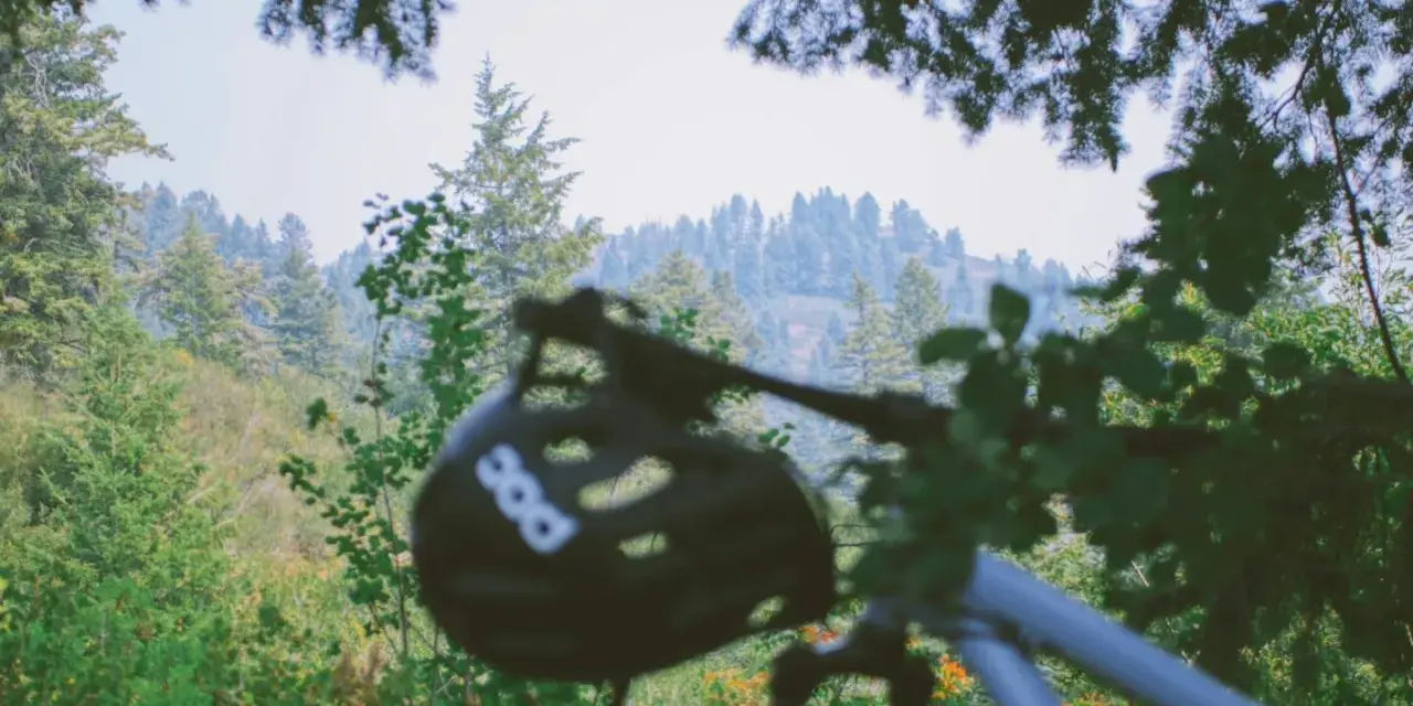 Kask rowerowy POC na kierownicy roweru, gotowy na górską trasę w Szczawnicy.