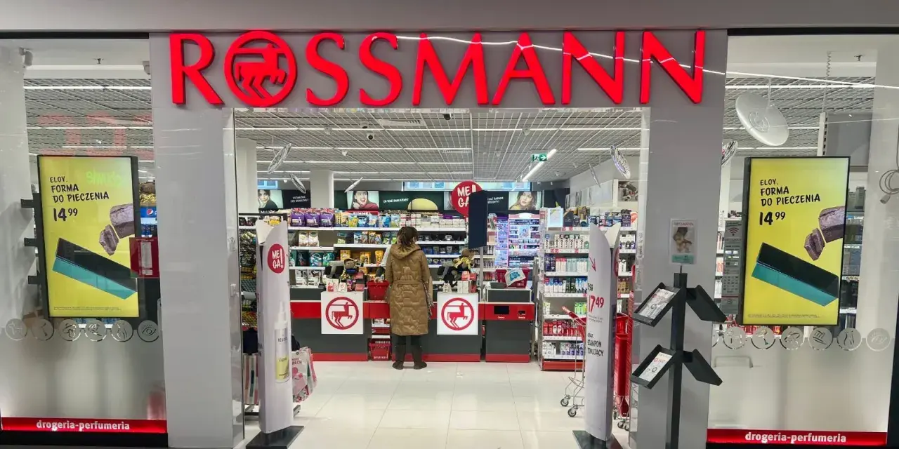 Wejście do drogerii Rossmann. Na ekranie obok reklama formy do pieczenia za 14,99 zł. Sprawdzam rossmann foto cennik.