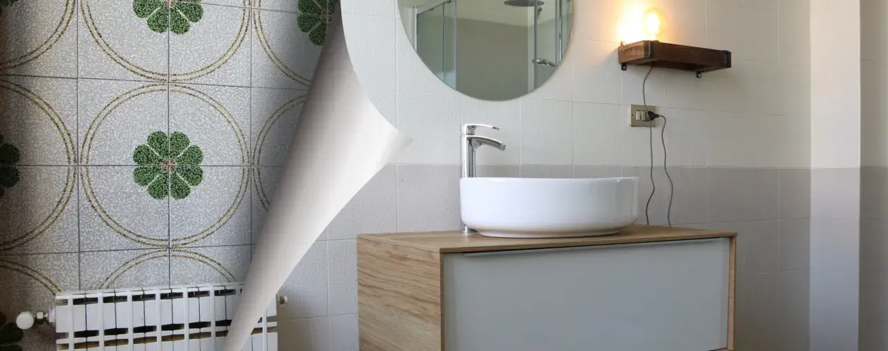 Un bagno anni '70 con piastrelle floreali verdi e un moderno lavabo.