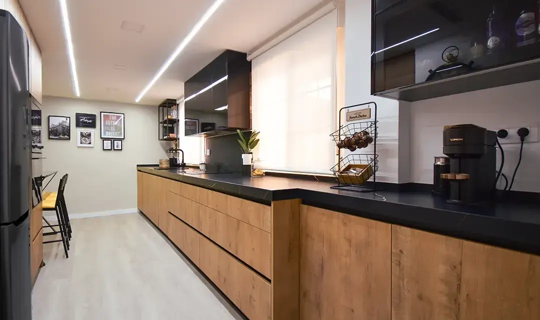 Cocina madera y negra: ¿Cómo lograr un diseño elegante y funcional?