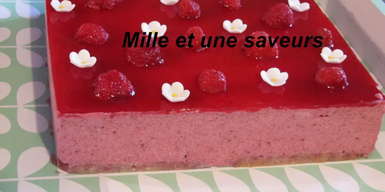 Un délicieux bavarois fruits rouges, orné de framboises fraîches et de petites fleurs blanches, promet une explosion de saveurs.