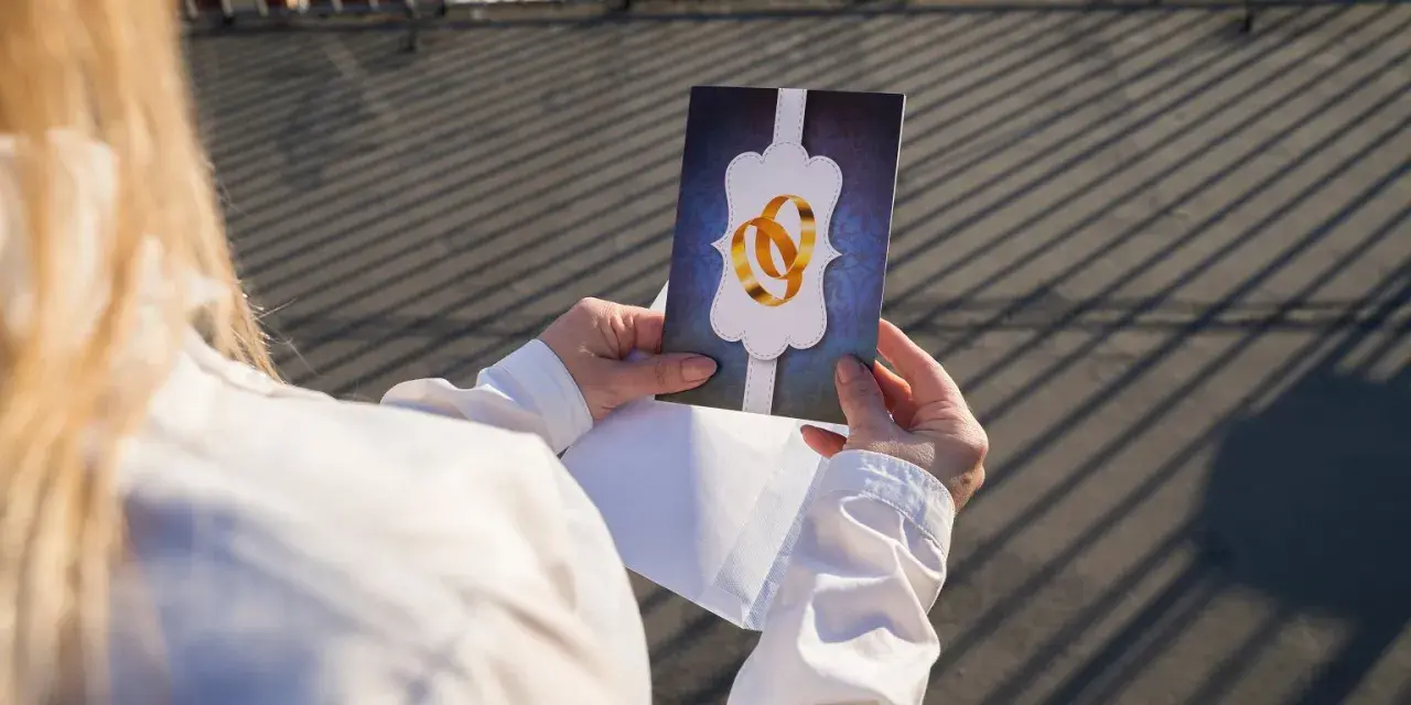 Zaproszenie ślubne z obrączkami. Jak uratować sytuację "last minute", gdy skutki wysłania zaproszeń zbyt późno są już widoczne.