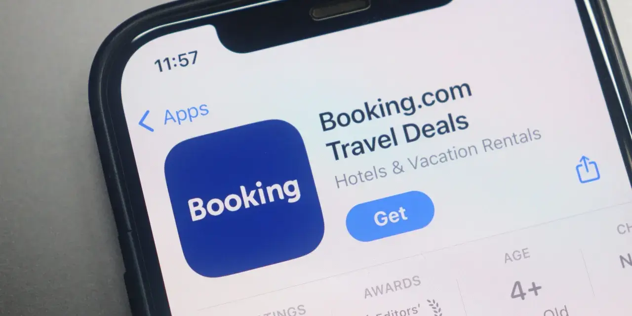 Aplikacja Booking.com na telefonie. Idealna do znalezienia noclegu lub jako pomysł na prezent – booking karta podarunkowa czeka na odkrycie!