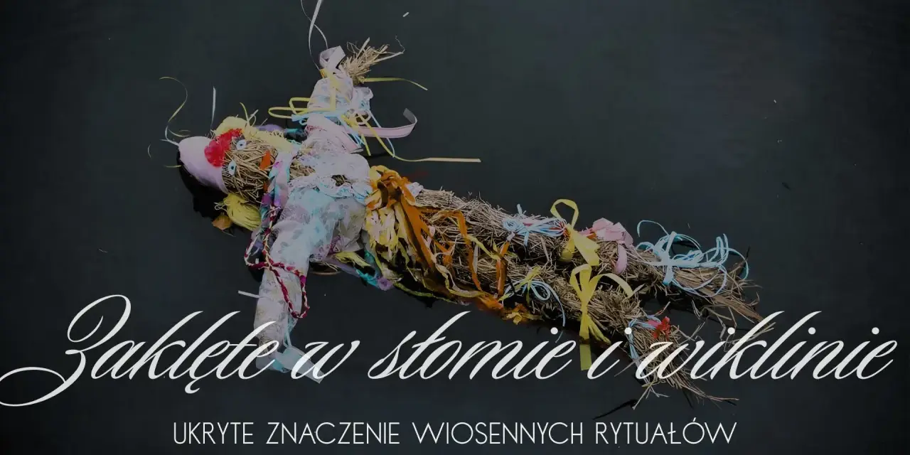 Słomiana kukła z kolorowymi wstążkami, symbol wiosennego obrzędu ludowego, pływa na ciemnej wodzie.