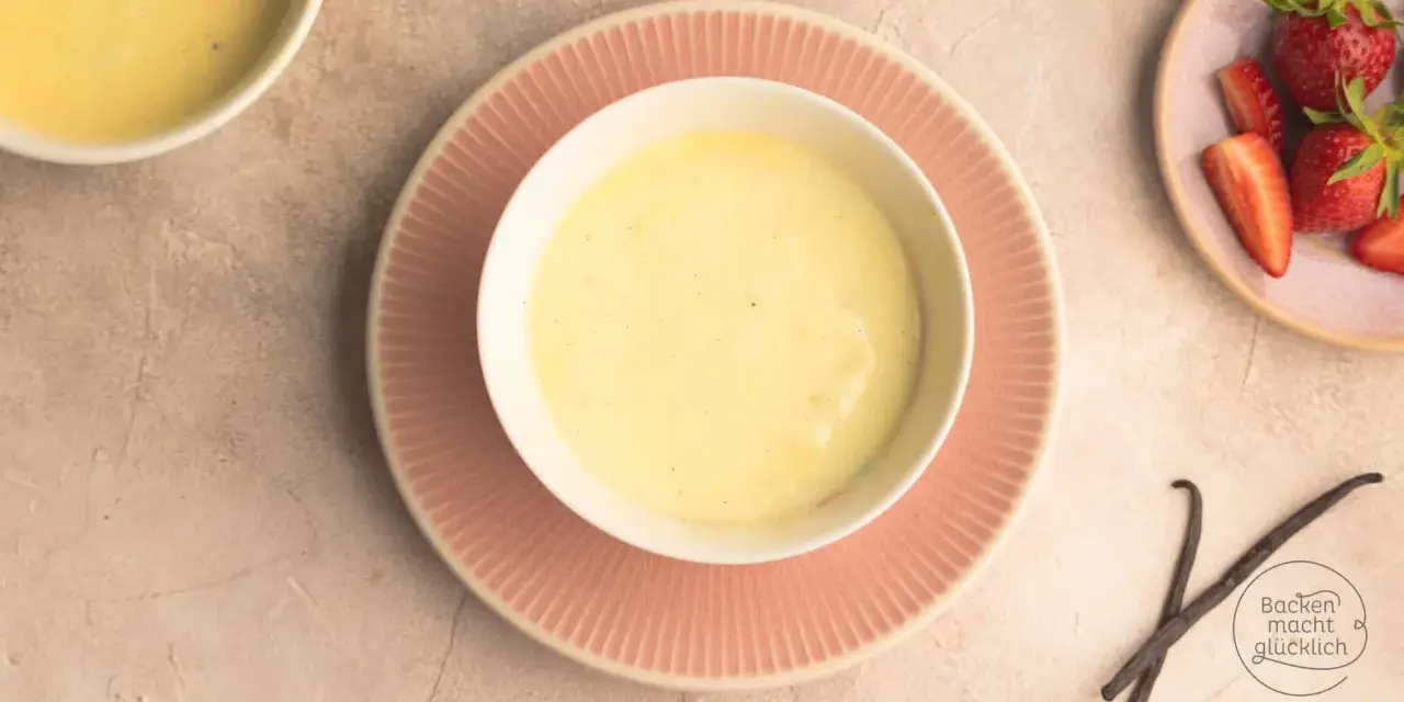 Cremiger Vanillepudding, perfekt zum vanillepudding selber machen. Dazu frische Erdbeeren und echte Vanilleschoten.