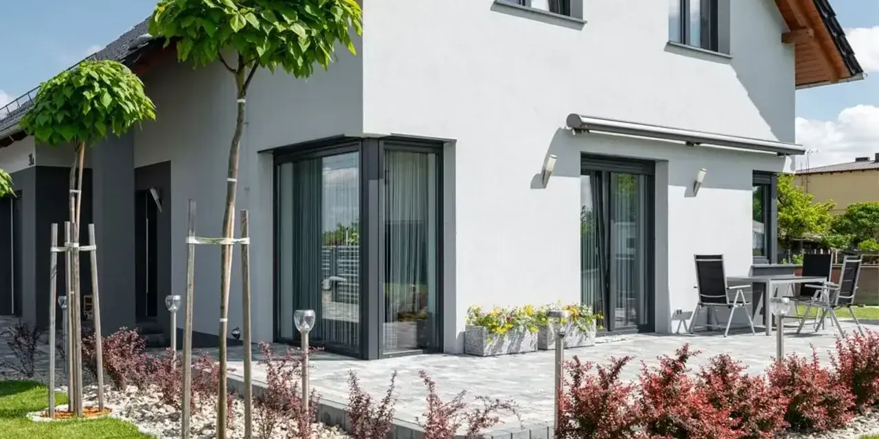 Nowoczesny dom z antracytowymi oknami. Wady? Może tylko takie, że trudno oderwać wzrok od tej pięknej architektury i zadbanego ogrodu.