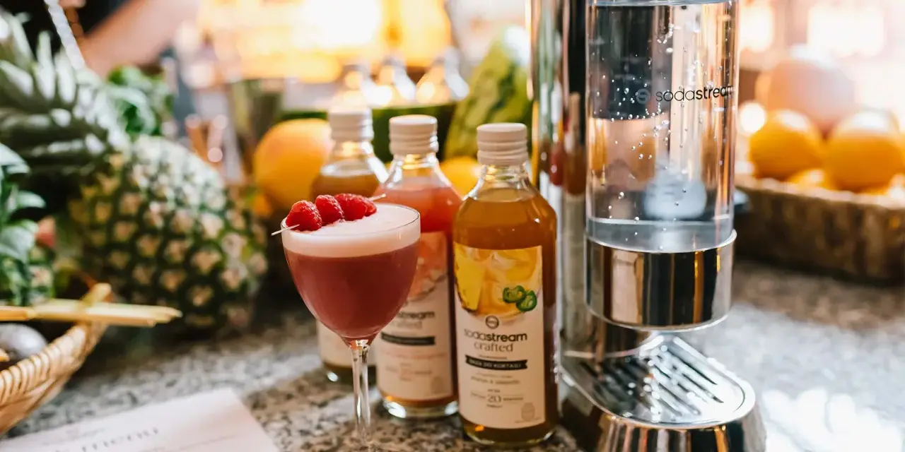 Miksologia co to? Koktajl z malinami, syropy i saturator Sodastream.