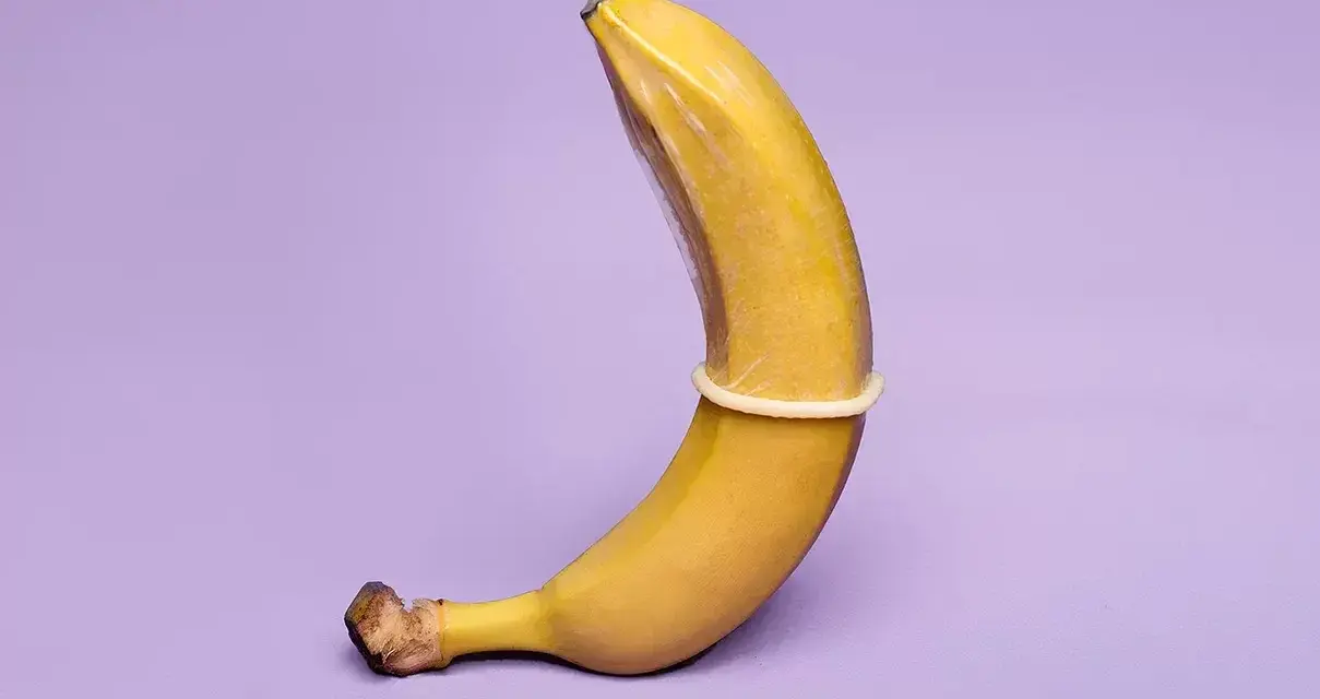 Banan w prezerwatywie, która została w pochwie.