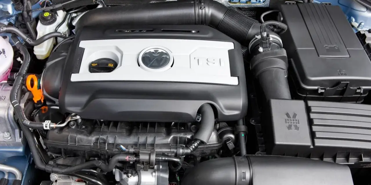 Silnik TSI, często chwalony w opiniach za dynamikę i oszczędność. Widok na pokrywę silnika z logo VW.