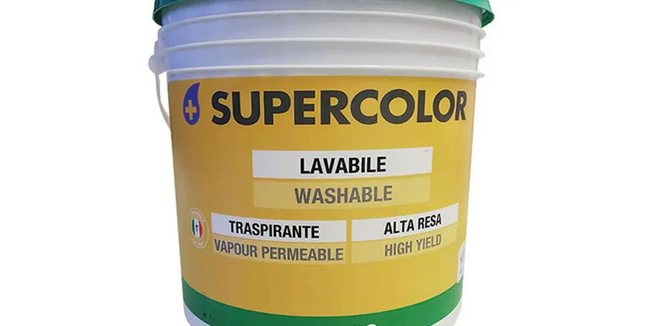 Secchio di pittura Supercolor Oikos. Ideale per sovrapporre pittura traspirante su lavabile, garantisce alta resa e traspirabilità.