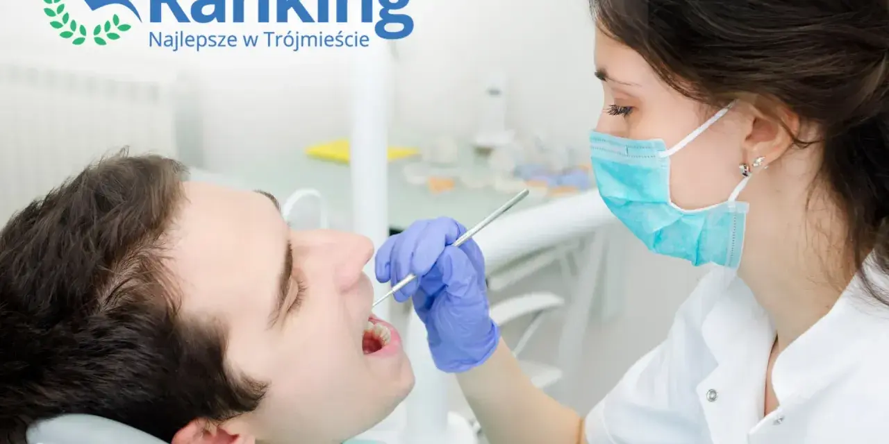 Dentystka w masce bada zęby pacjenta narzędziem stomatologicznym.