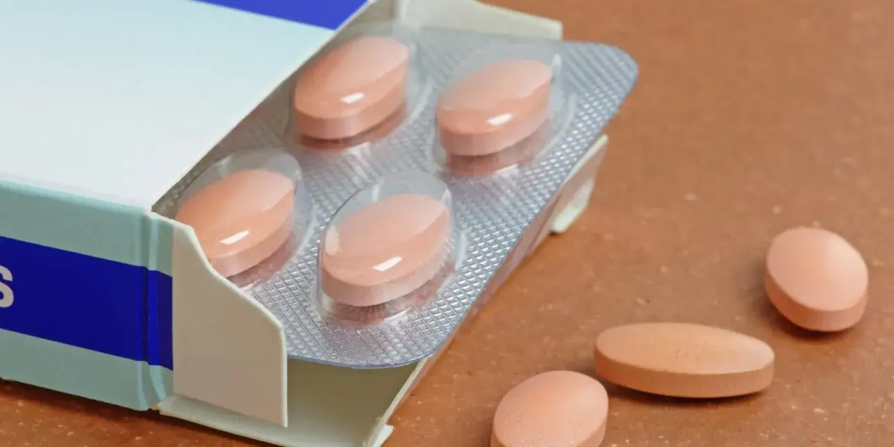 Opakowanie tabletek, które mogą być stosowane jako leki na miażdżycę. Kilka tabletek w blistrze i kilka luźno leżących obok.