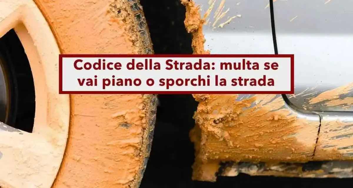 Ruota e carrozzeria di un'auto ricoperte di fango. Il testo recita: "Codice della Strada: multa se vai piano o sporchi la strada".