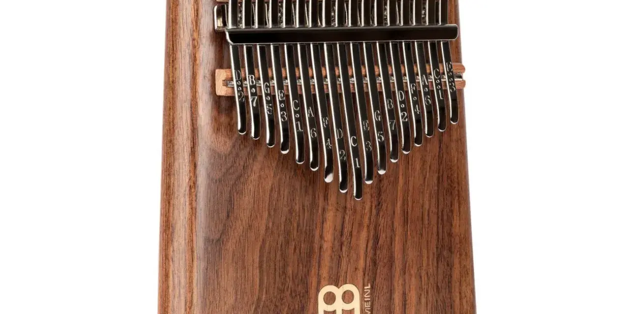 Drewniana kalimba z metalowymi klawiszami, idealna jako pierwsza kalimba dla początkujących.