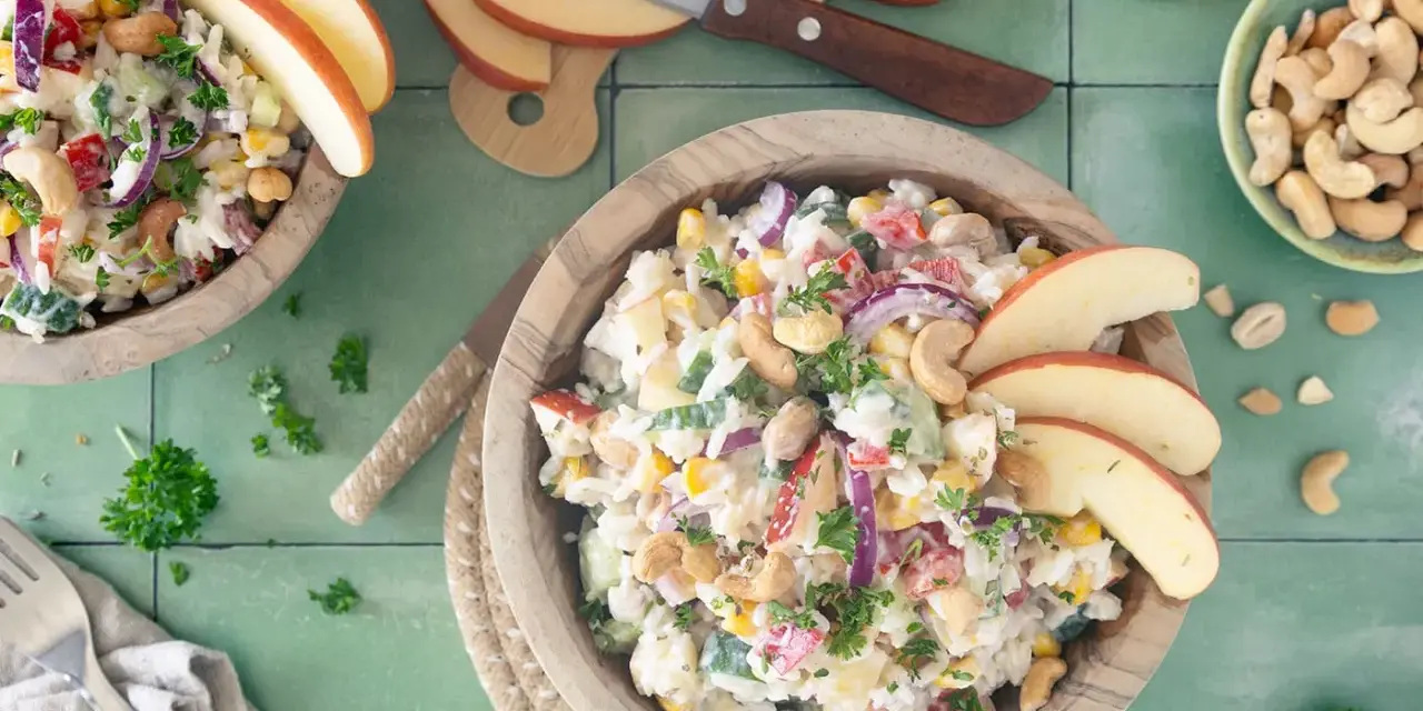 Leckerer Reissalat mit Äpfeln, Cashewkernen und Mais. Ein frisches Reissalat Rezept für den Sommer.