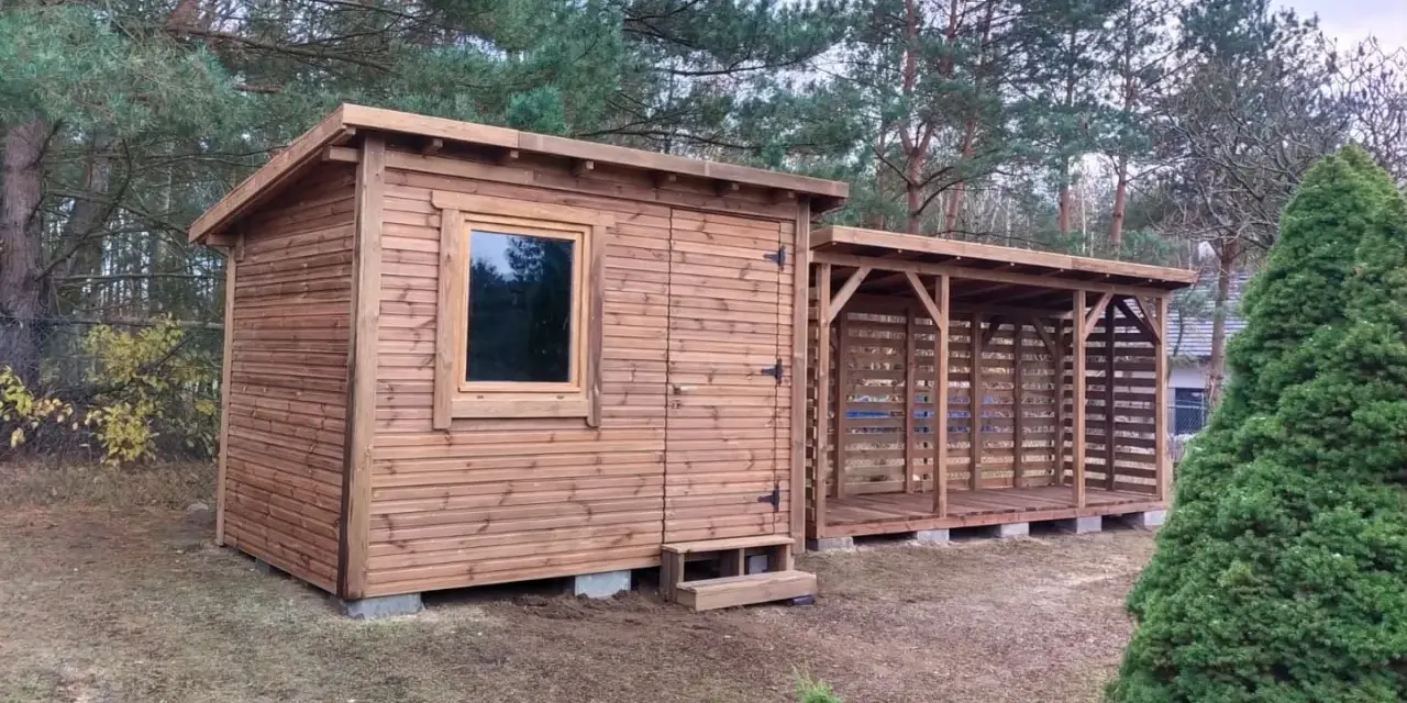 Drewniana altana i domek narzędziowy na działce rekreacyjnej. Idealne miejsce na wypoczynek i przechowywanie.