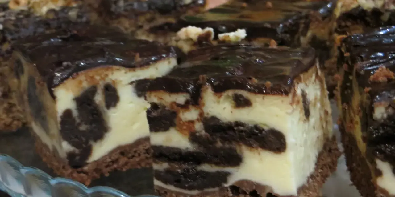 Pyszny sernik Oreo z polewą czekoladową, idealny na deser.