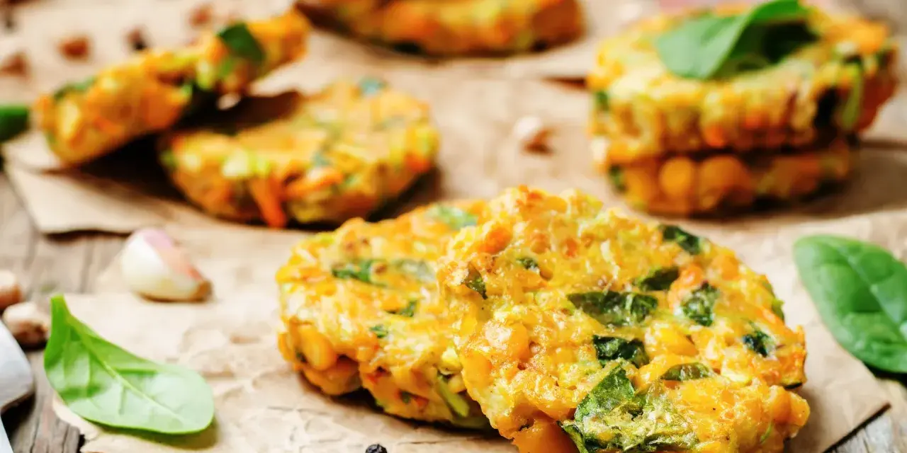 Tortitas doradas y crujientes, perfectas para tus recetas con garbanzos. Con espinacas y zanahoria, son un plato saludable y delicioso.