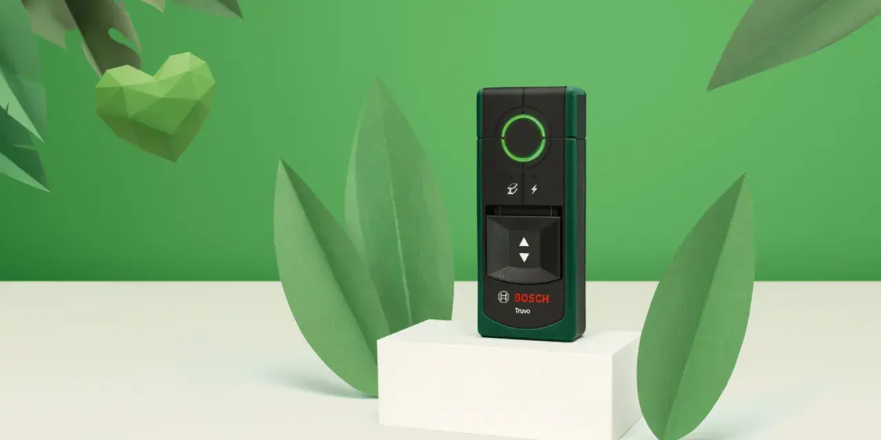 El detector Bosch Truvo, uno de los tipos de detectores, se muestra rodeado de hojas verdes y un corazón de papel.