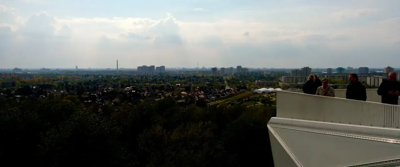 Blick über den Wolkenhain Berlin mit Menschen auf einer Aussichtsplattform.