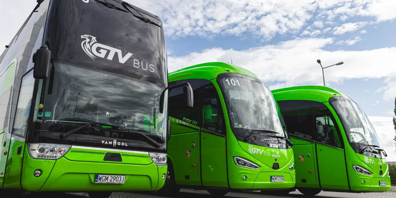 Trzy zielone autokary GTV Bus stoją obok siebie. Sprawdź neobus rozkład jazdy i zaplanuj podróż!