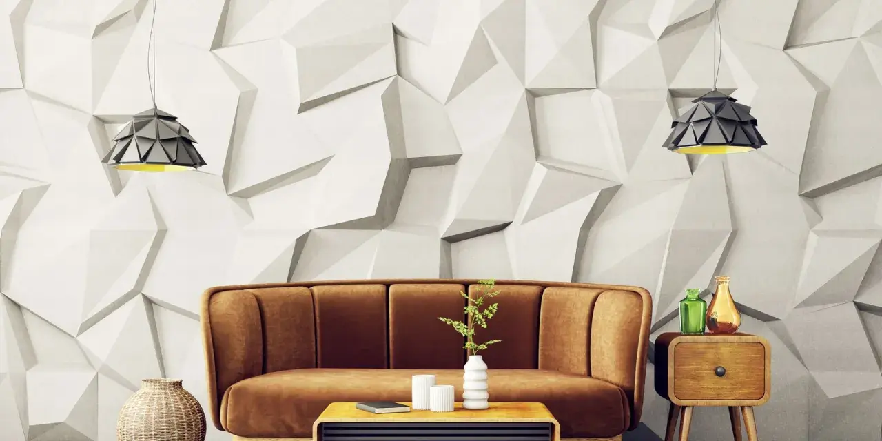 Sofá marrón y mesa de centro con elementos decorativos frente a una pared con relieve que combina papel pintado y pintura.