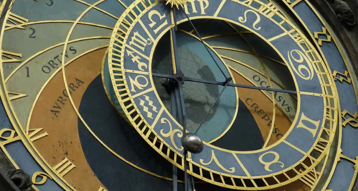 Zegar astronomiczny z symbolami zodiaku. Dowiedz się, jak obliczyć Lilith w horoskopie, analizując pozycje planet.