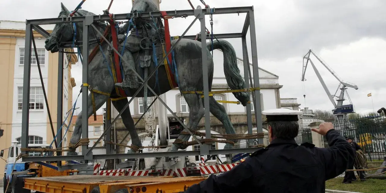 Grúa transporta estatua ecuestre. Quizás sea la que se erigió en el lugar donde nació Franco, en El Ferrol.