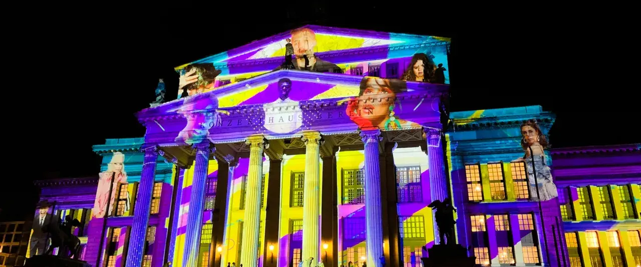 Das Konzerthaus Berlin erstrahlt in bunten Farben bei der "Berlin Nacht der Lichter". Gesichter und Muster projiziert auf die Fassade.