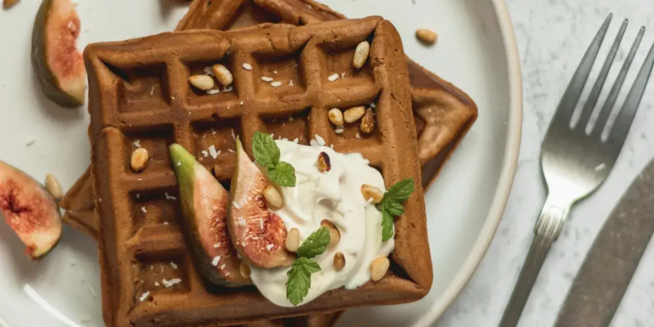 Gesunde Waffeln Rezept: Zwei Schoko-Waffeln mit Joghurt, Feigen, Pinienkernen und Minze. Ein Genuss!